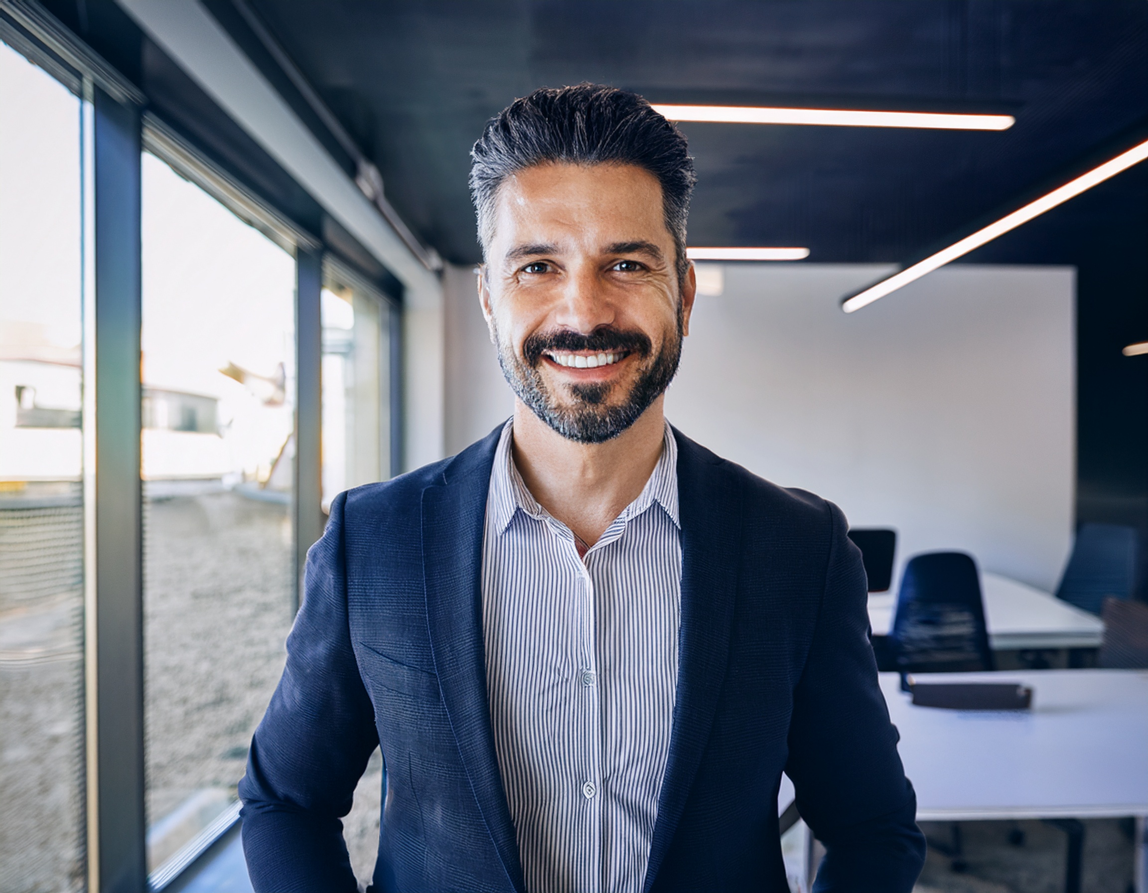 Professionell aussehender Mann im Büro